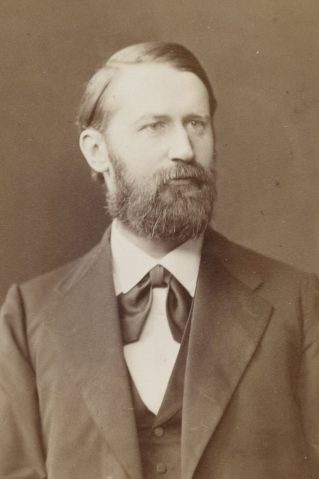 Bild: Arthur von Auwers 1884 (Urheber: Von Prumm, Theodor (18..-19..? ; photographe) - http://gallica.bnf.fr/ark:/12148/btv1b8452873q/f1.item.r=Soci%C3%A9t%C3%A9%20de%20G%C3%A9ographie,%20SG%20PORTRAIT-, Gemeinfrei, https://commons.wikimedia.org/w/index.php?curid=57556332)