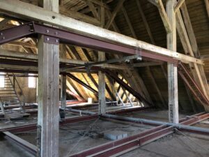 Abb. 1: Dachtragwerk über der Aula mit bestehenden Stahlrahmen zur Stabilisierung, 2019, ABML architekten GmbH